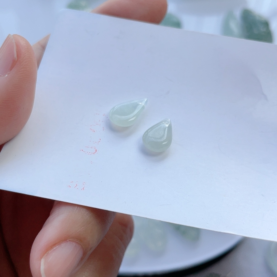 翡翠颈饰未镶嵌水滴