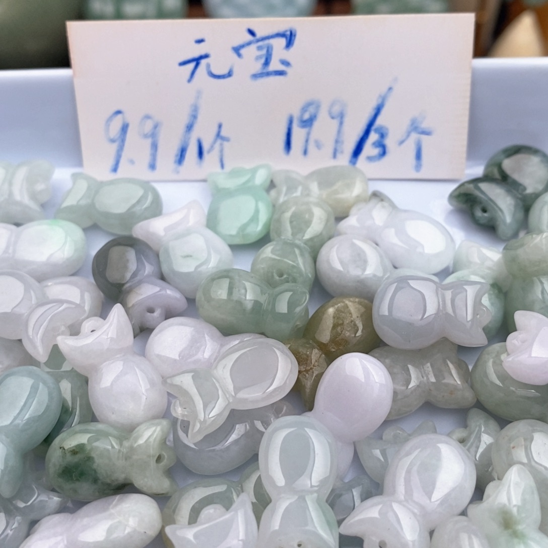 翡翠未镶嵌颈饰元宝 多样性发一件
