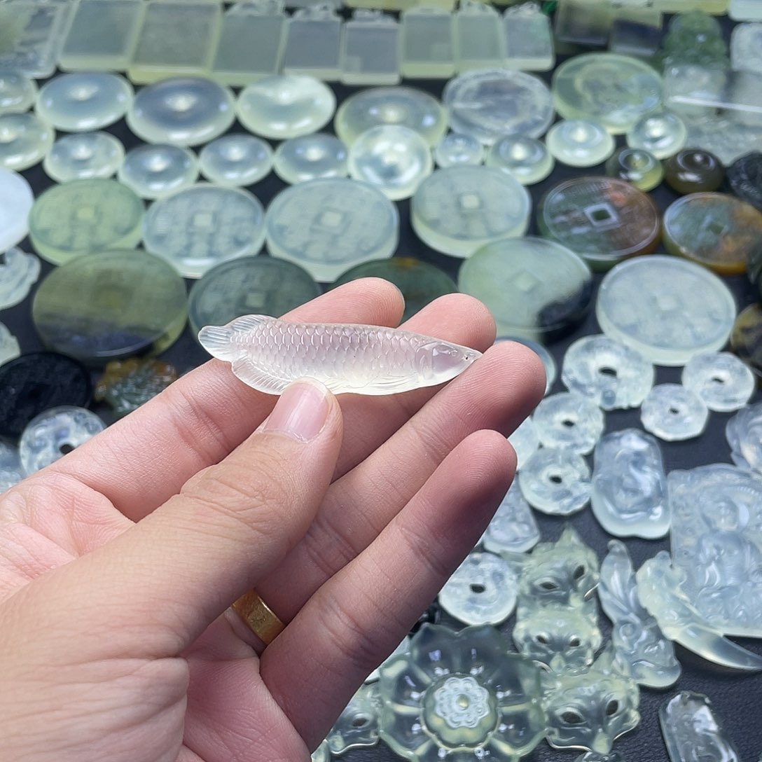 岫玉未镶嵌颈饰龙鱼