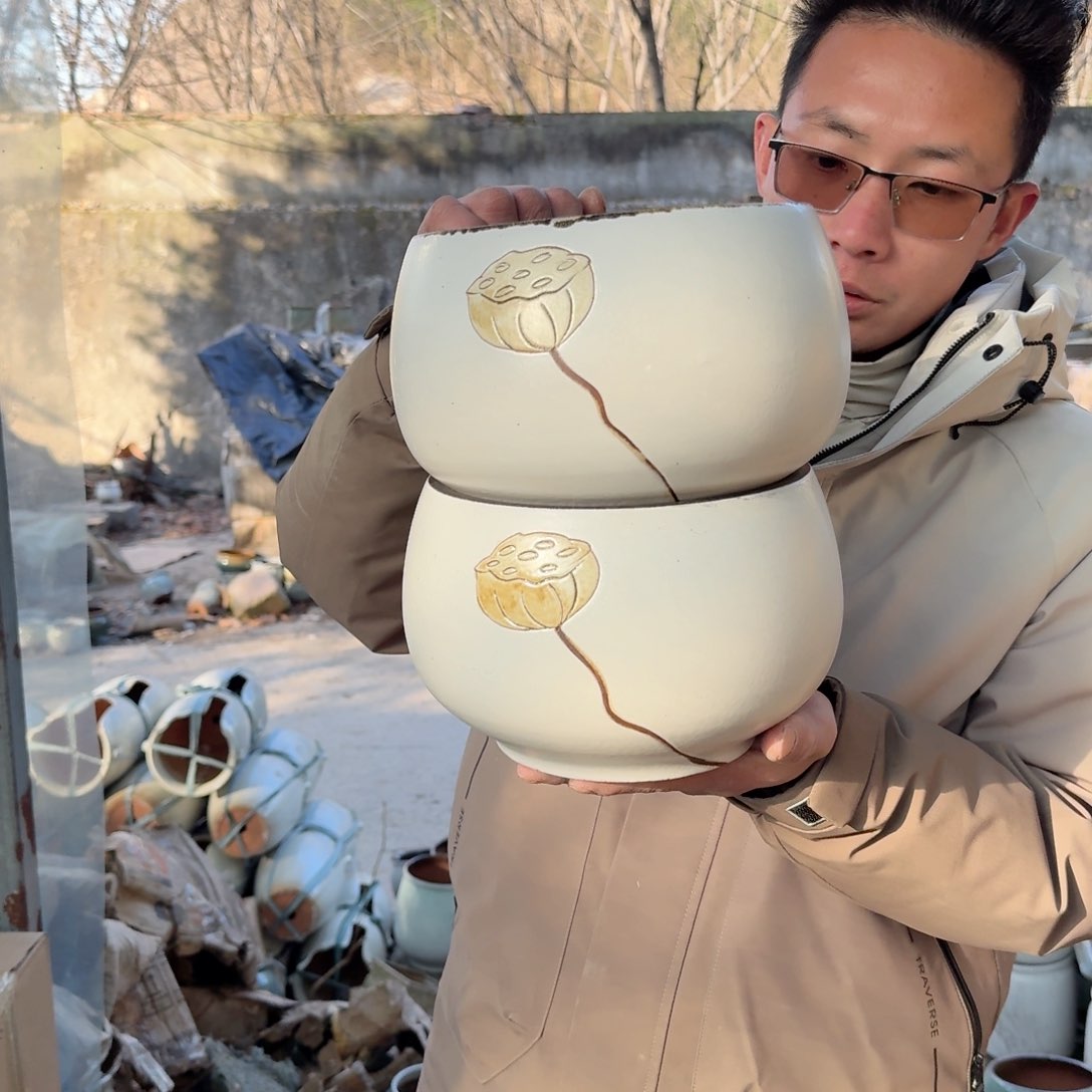 紫砂花盆口18高14（两个拼刻绘莲子白色