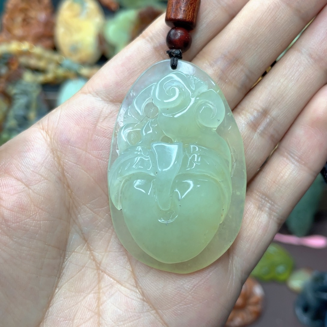 蛇纹石玉颈饰未镶嵌