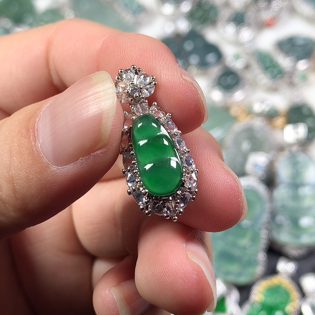 翡翠未镶嵌颈饰豆子