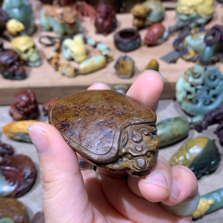 未镶嵌岫岩河磨玉（透闪石质玉）挂件