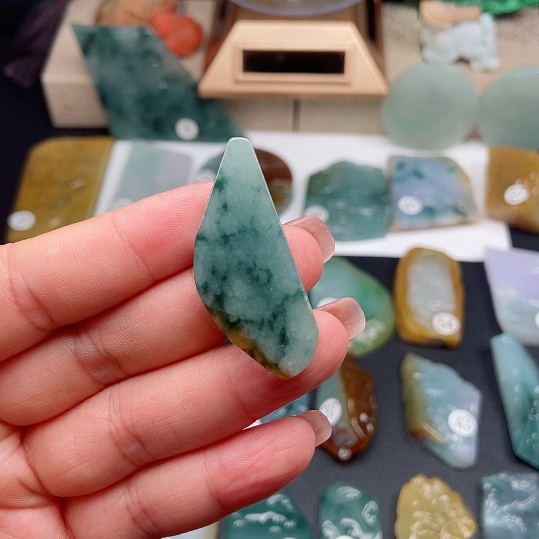 翡翠颈饰未镶嵌翡翠