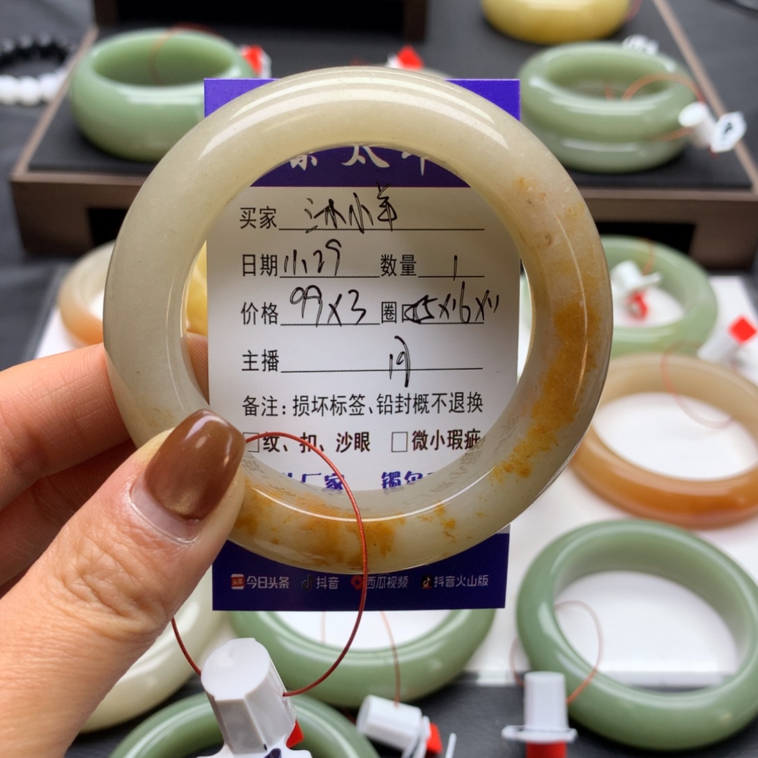 沐****石英质玉未镶嵌手镯
