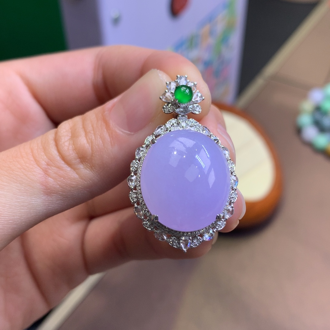 E***o翡翠18K金镶嵌颈饰翡翠