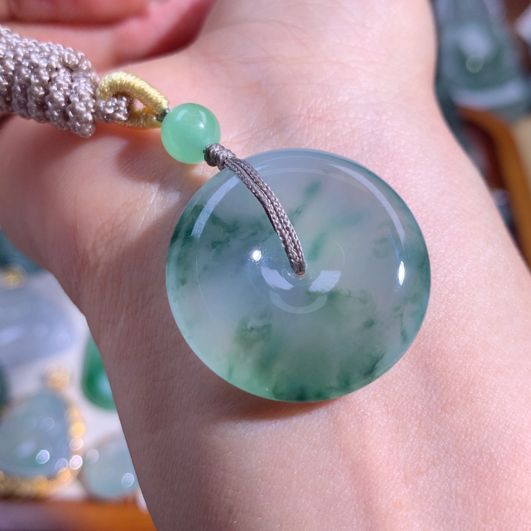 翡翠颈饰未镶嵌平安扣