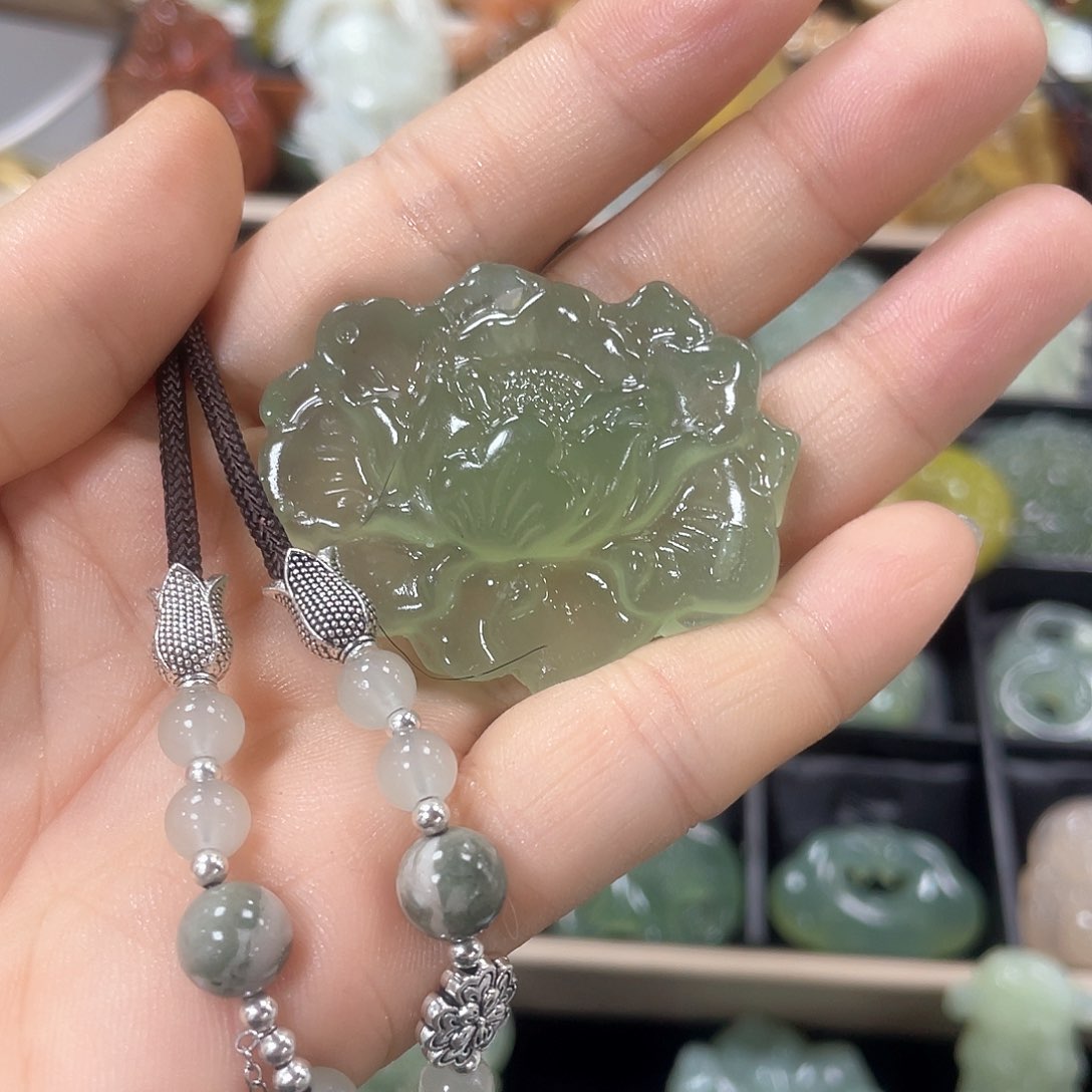 蛇纹石玉颈饰未镶嵌