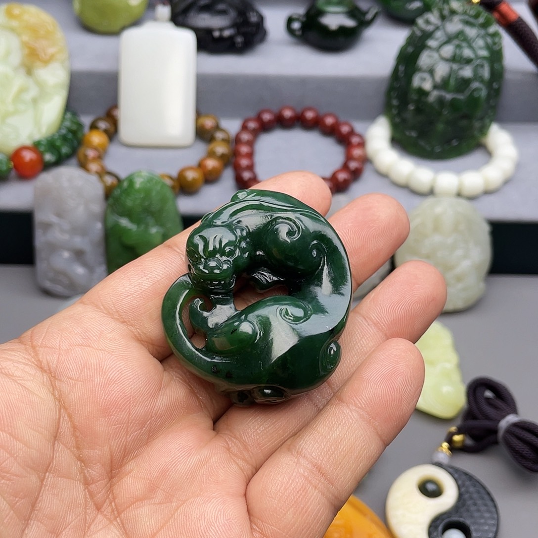 缅***缘和田玉未镶嵌颈饰