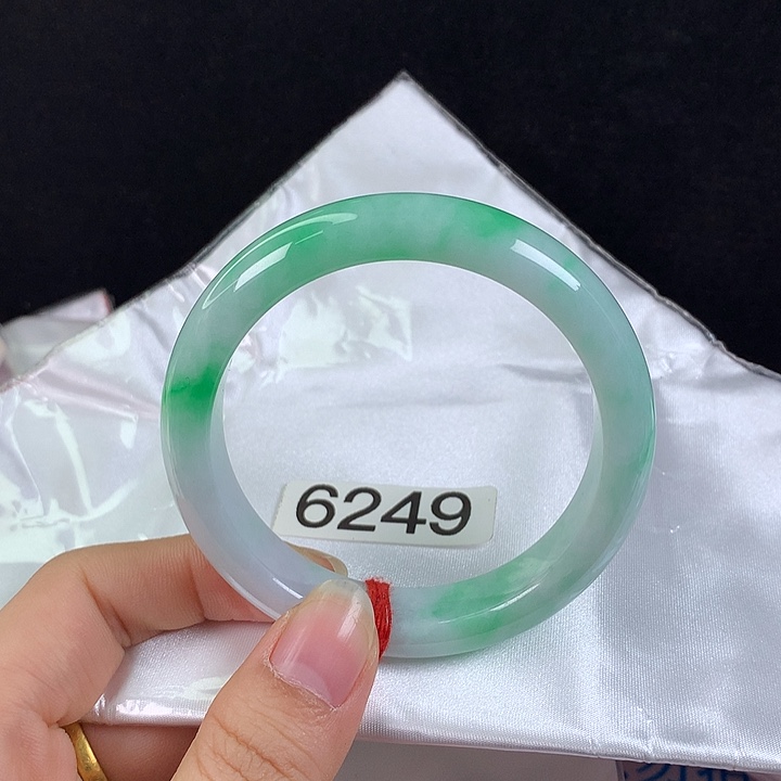 翡翠未镶嵌手镯56圈 辣阳绿飘花