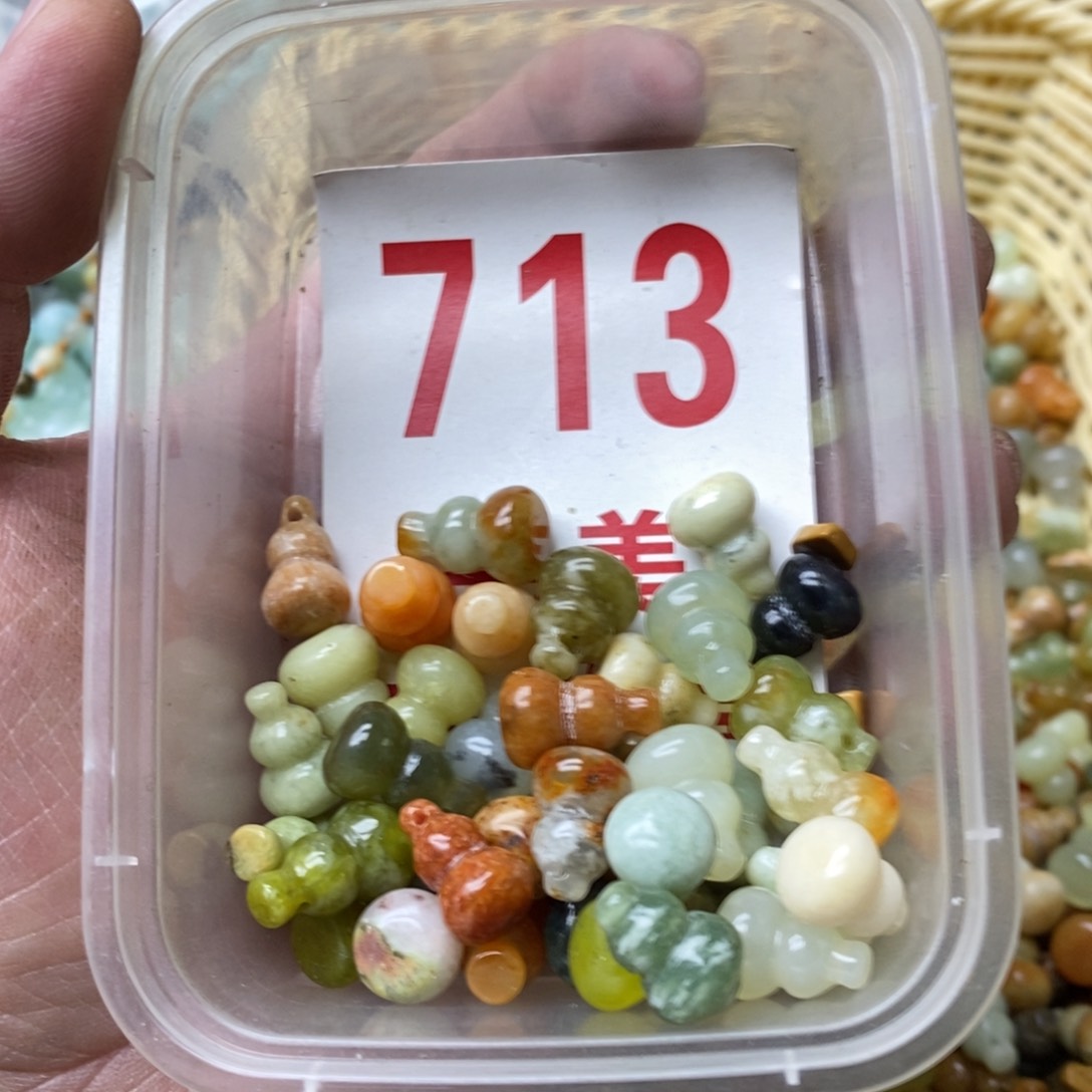 蛇纹石玉挂坠未镶嵌