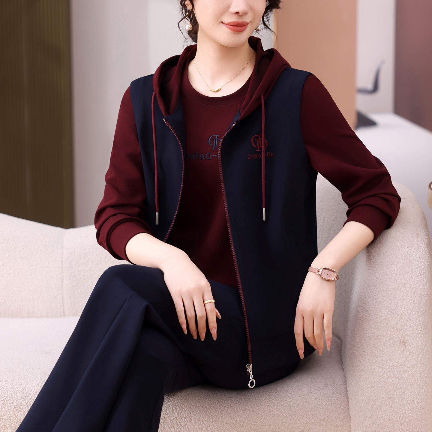 雪中飞中年妈妈秋季2025新款三件套中老年春秋马甲款休闲运动套装