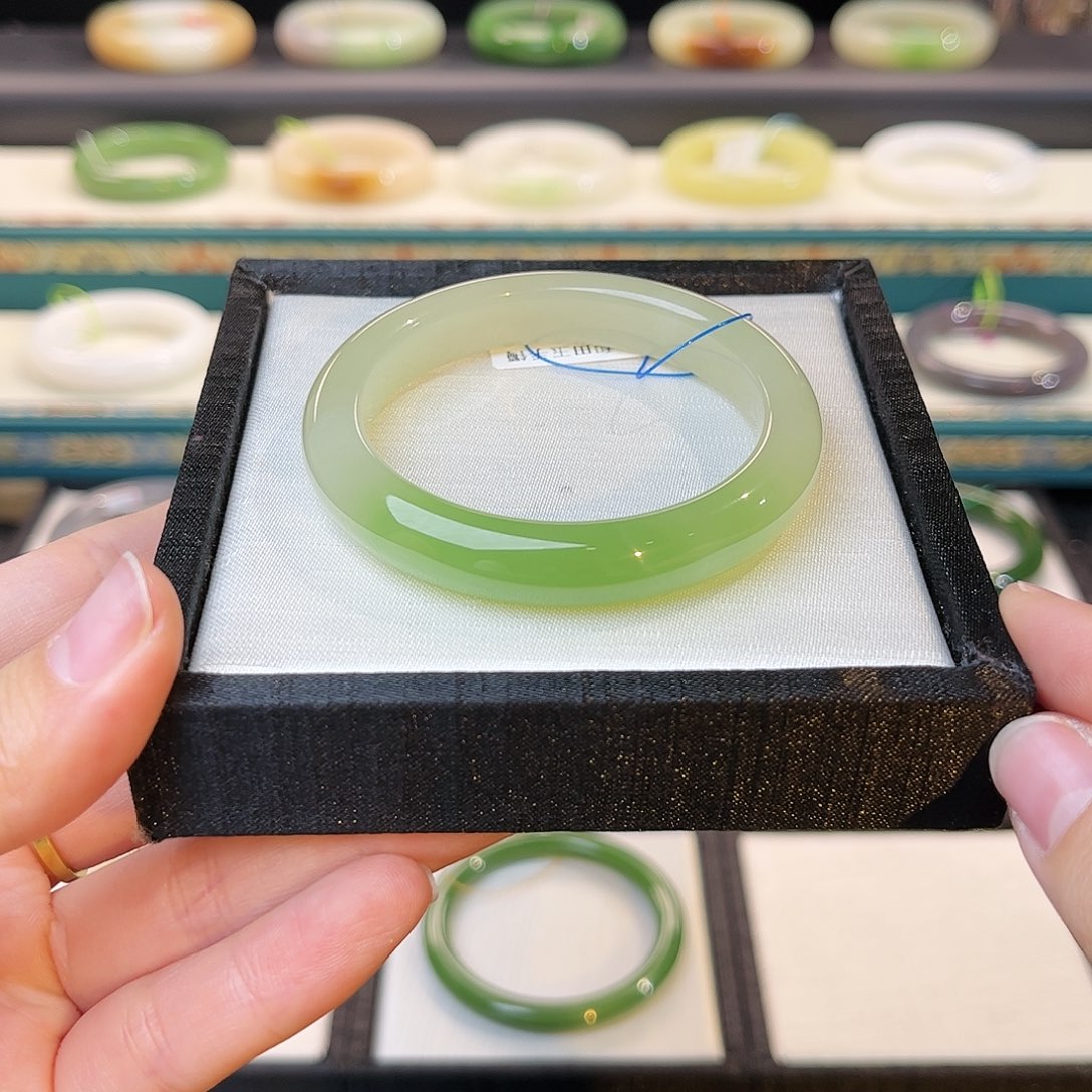 和田玉手镯未镶嵌 冰底艳翠