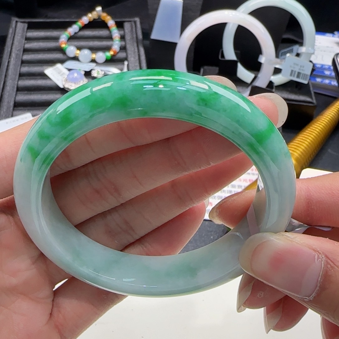 翡翠手镯未镶嵌翡翠手镯