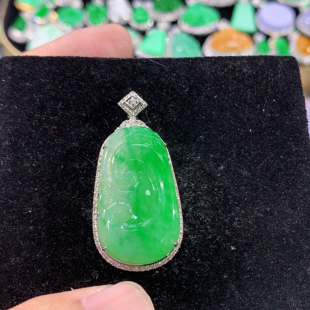 翡翠18K金镶嵌颈饰