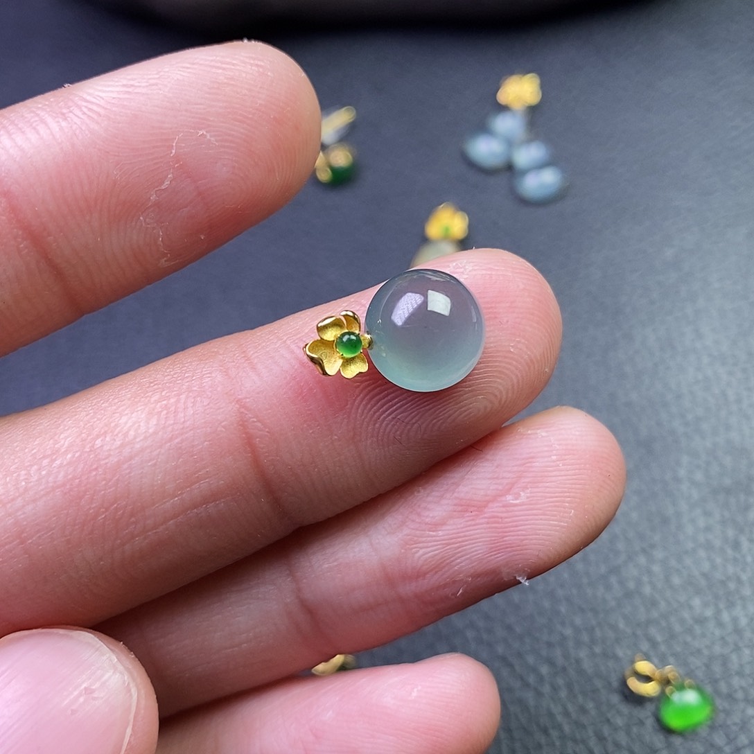 颈饰18K金镶嵌翡翠