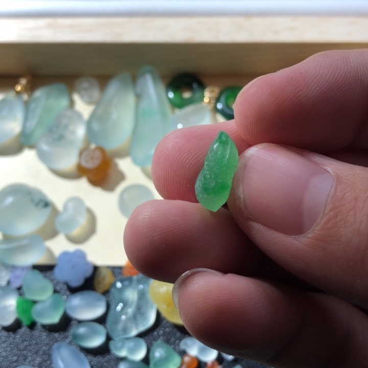 定制翡翠未镶嵌挂件