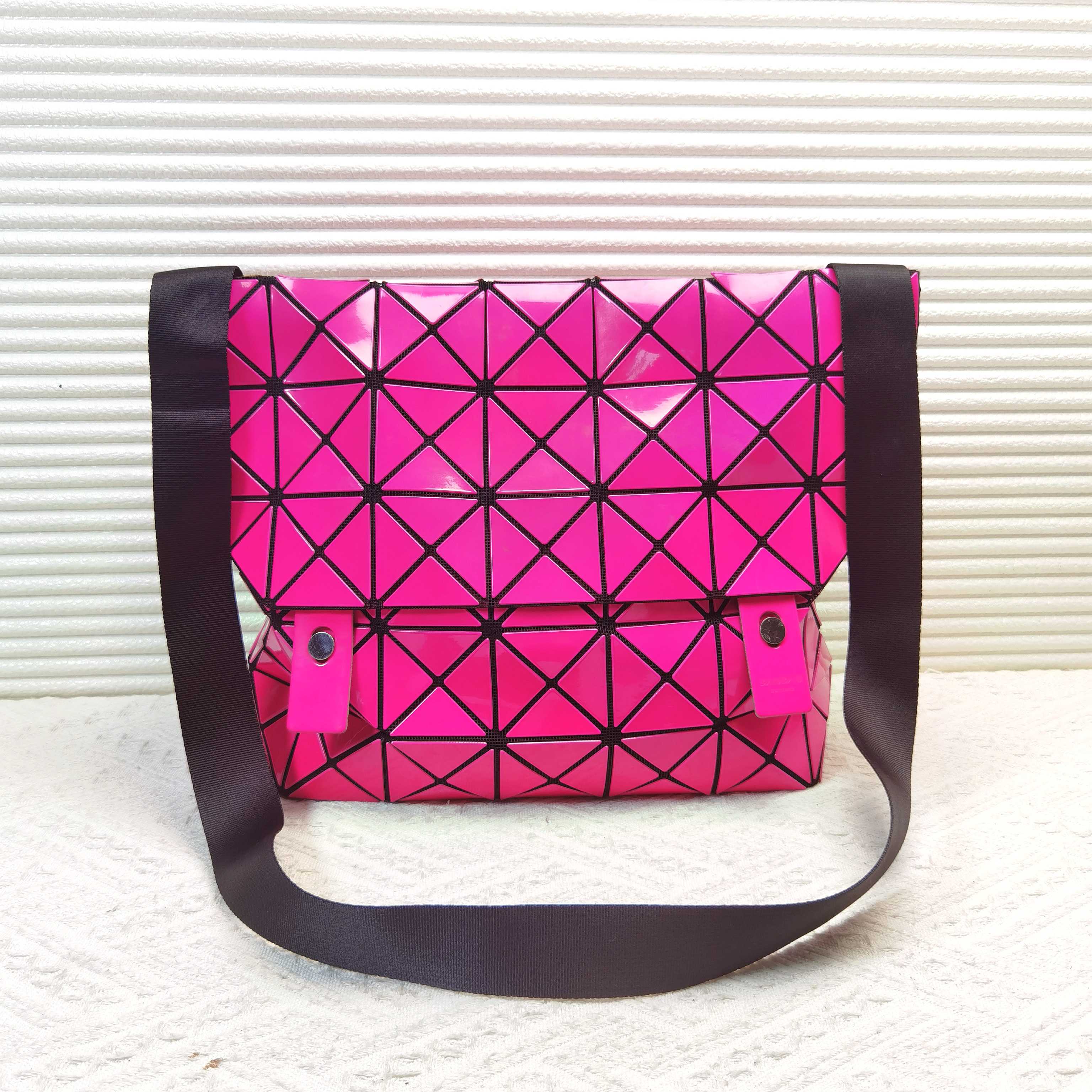 95新 Issey Miyake/三宅一生 Issey miyake三宅一生 邮差包斜挎包