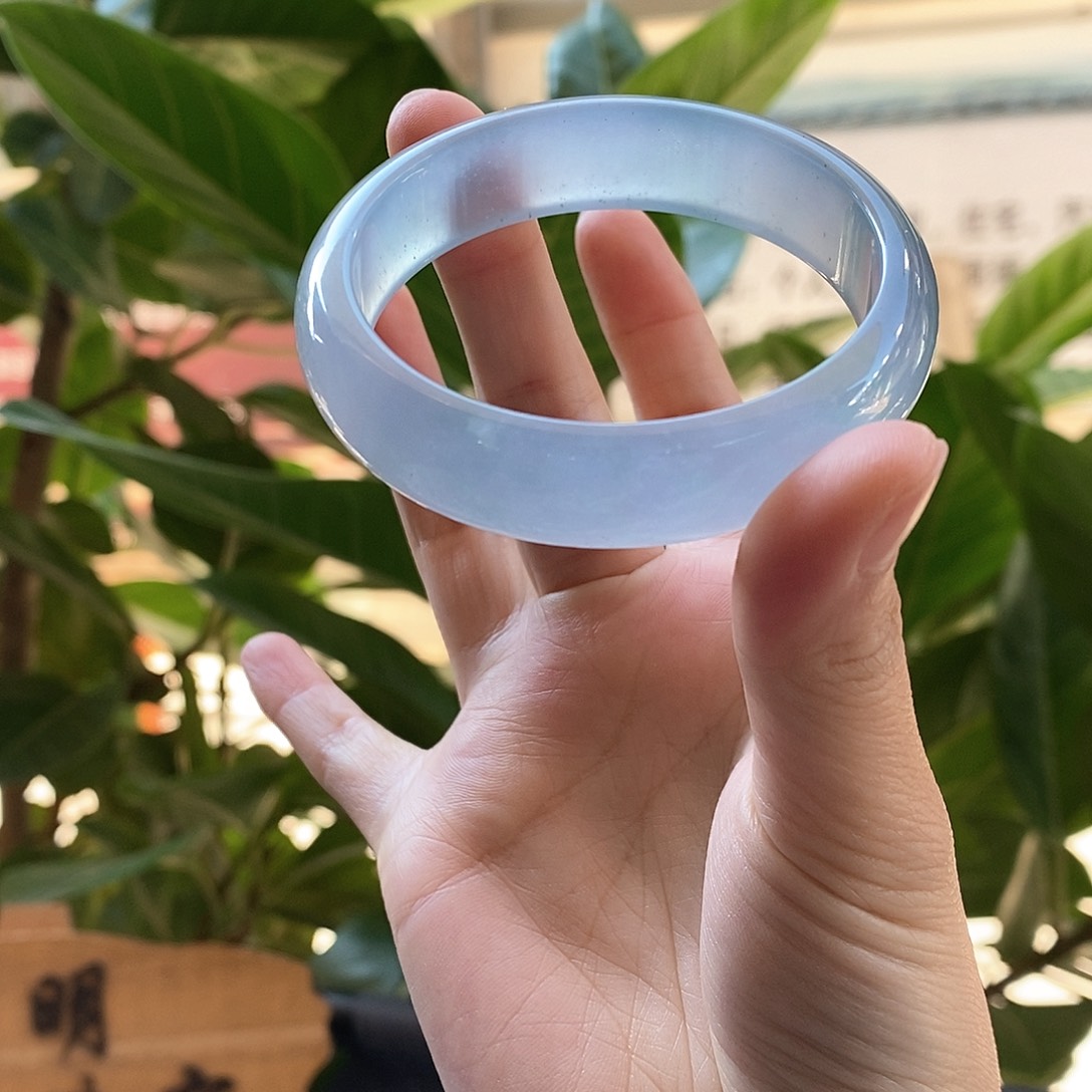 翡翠手镯未镶嵌55圈