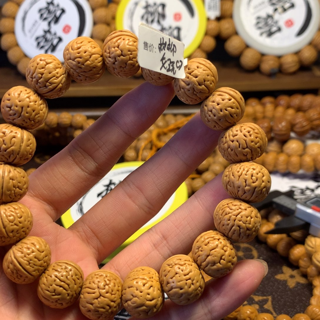 精品桃核金鱼肚手串