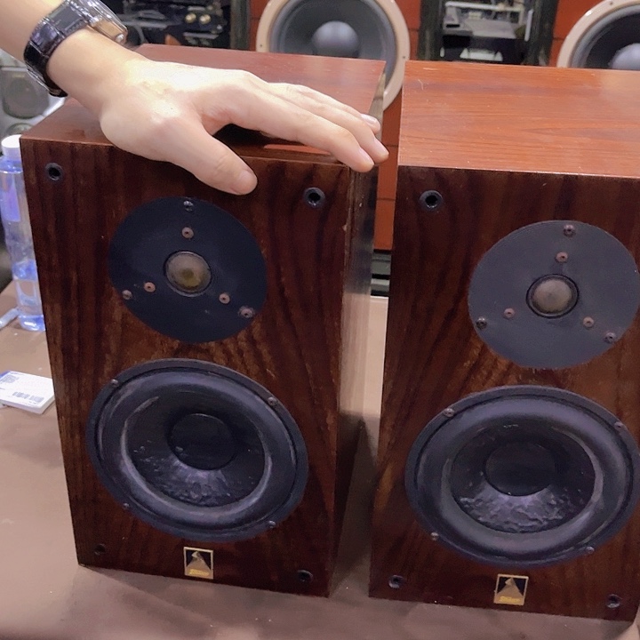 8新Satay书架一对，6.5寸，成色如图