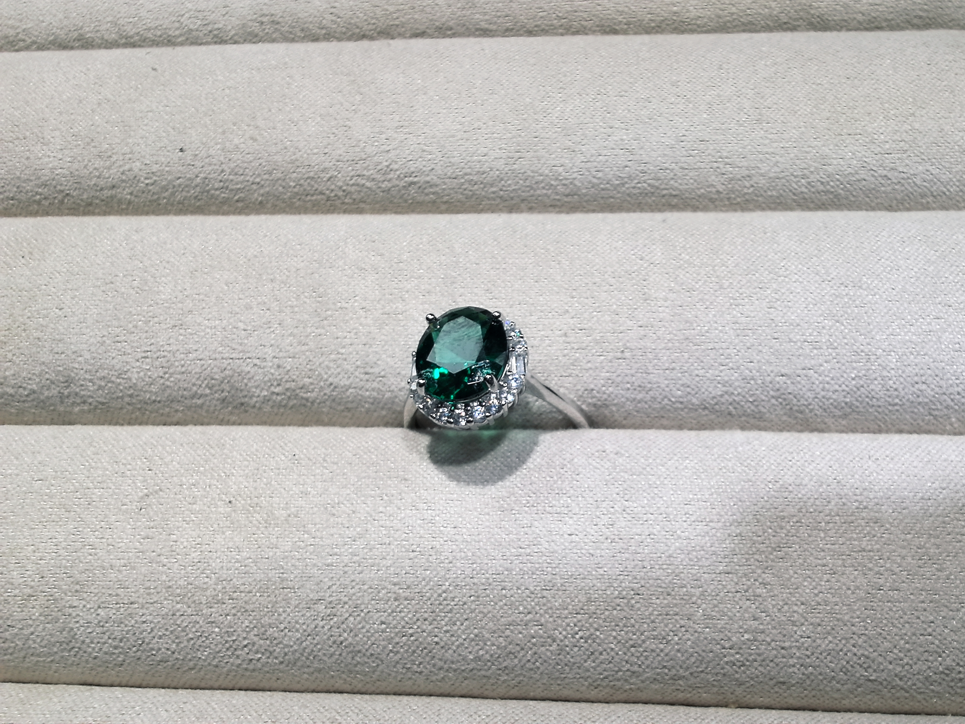 s925银镶嵌绿宝石戒指