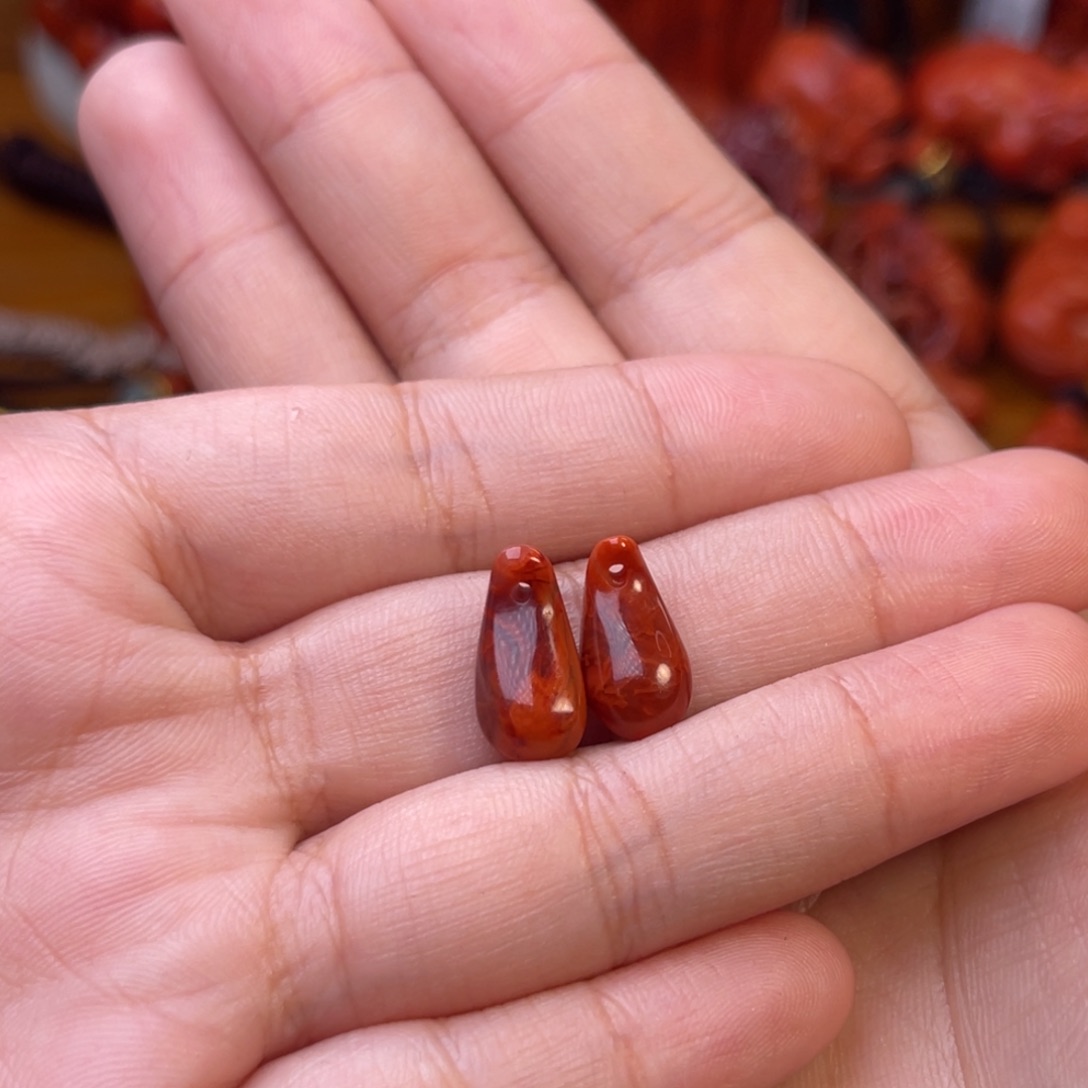 樱***桃南红玛瑙未镶嵌川料瓦西水滴卡子