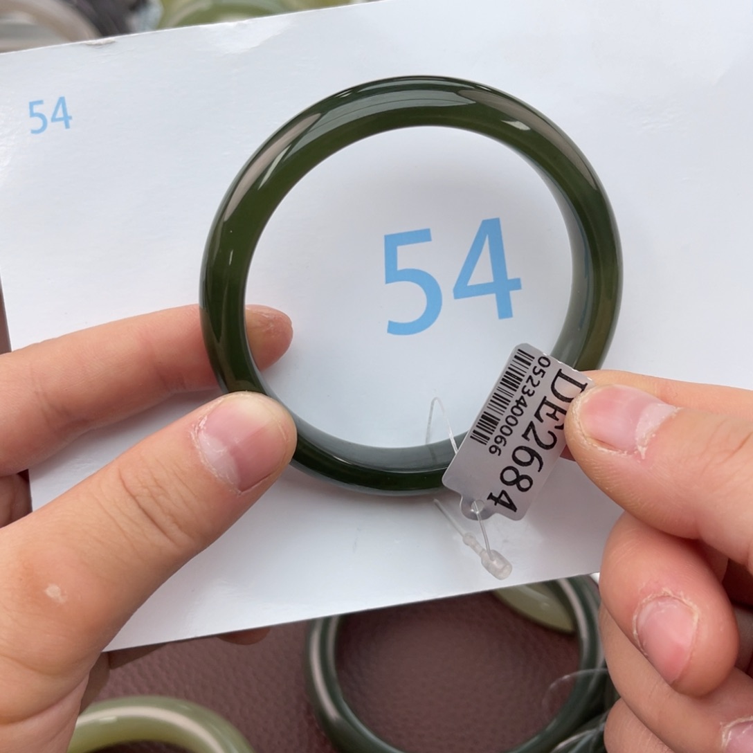 和田玉手镯未镶嵌任*点