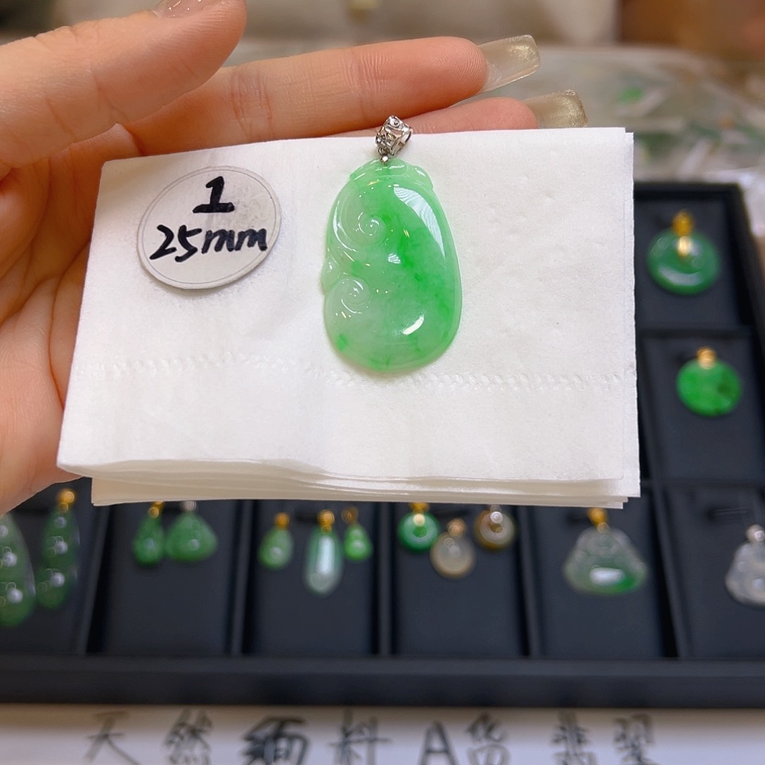 翡翠颈饰18K金镶嵌翡翠