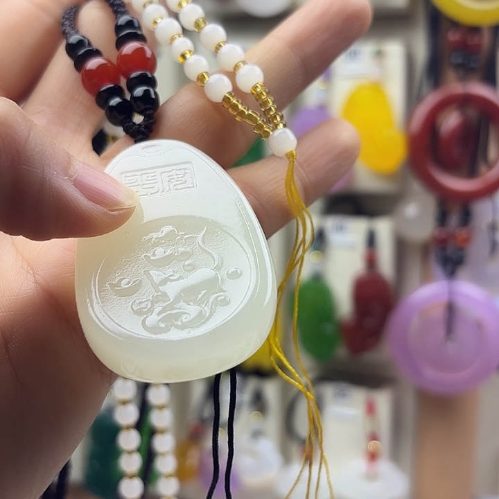 飘***:石英质玉未镶嵌颈饰