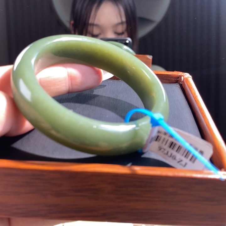 和田玉手镯未镶嵌牛油果绿5354