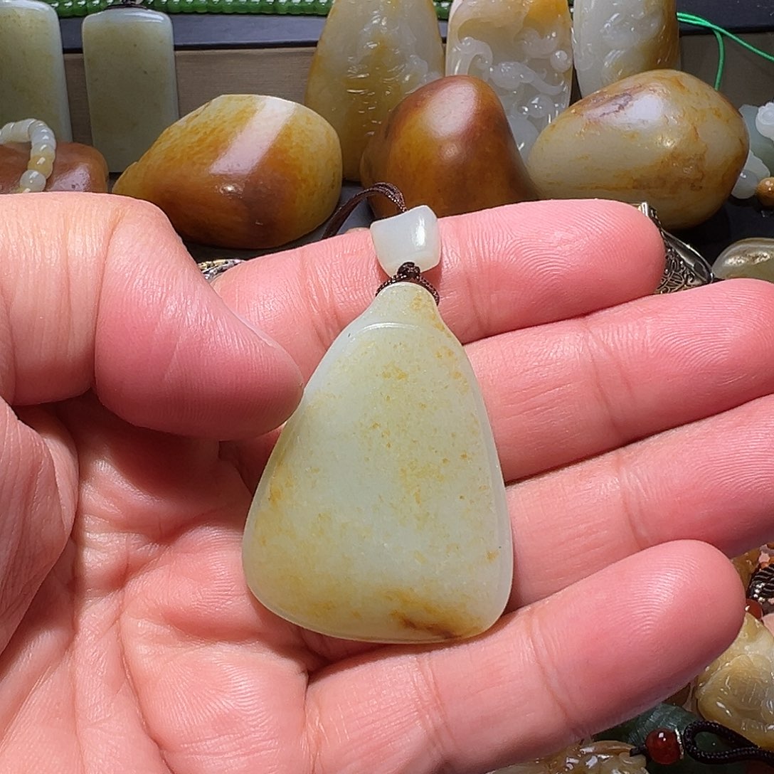 小***愚和田玉未镶嵌颈饰