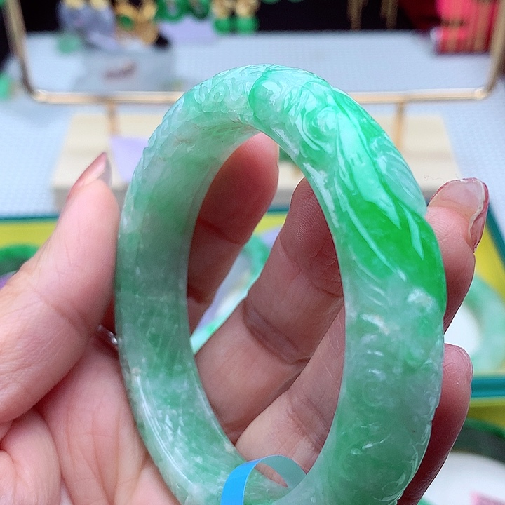 翡翠手镯未镶嵌翡翠