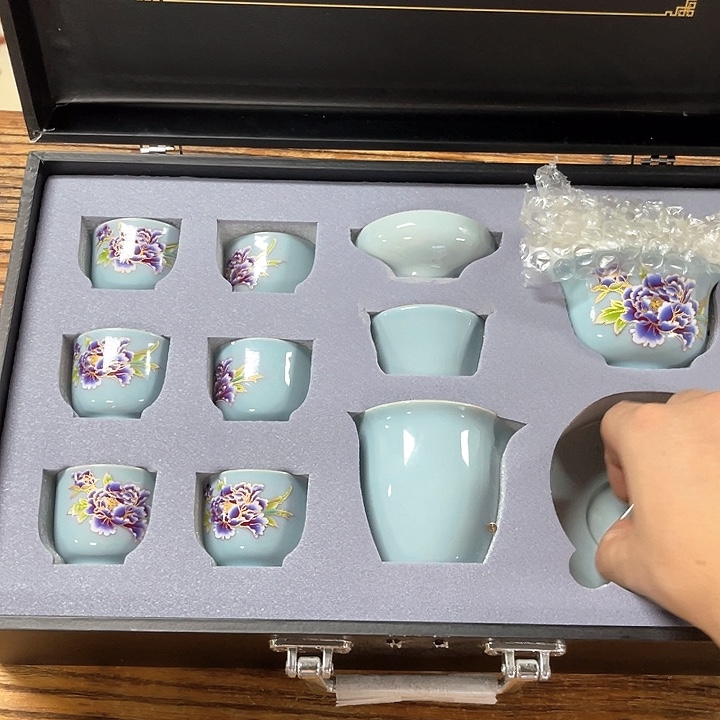 孤品茶具套装等。      