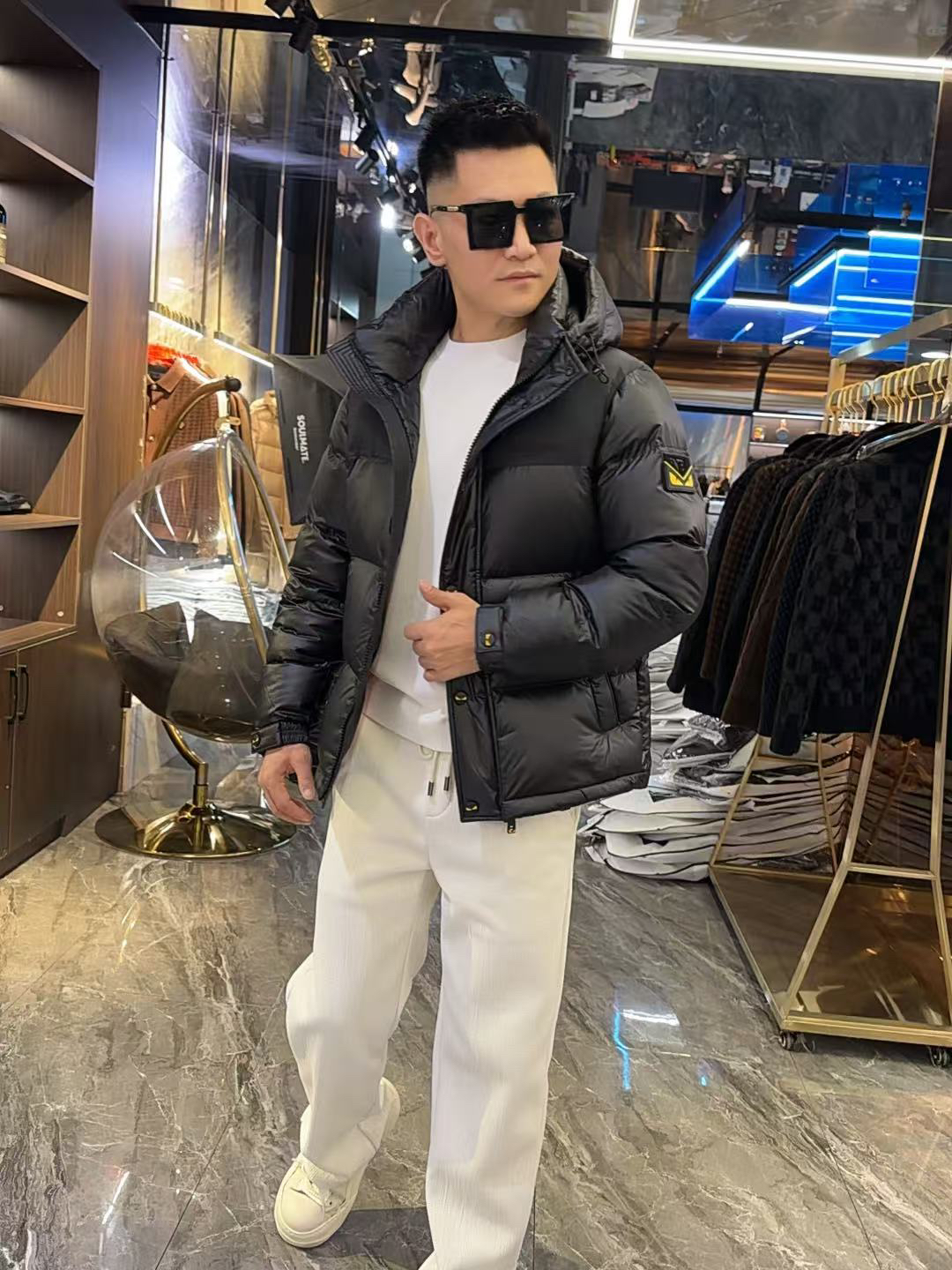 校长同款时尚连帽黄眼睛眼睛羽绒服