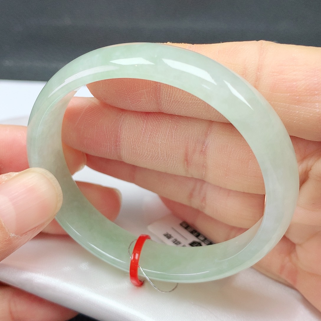 翡翠手镯未镶嵌53贵