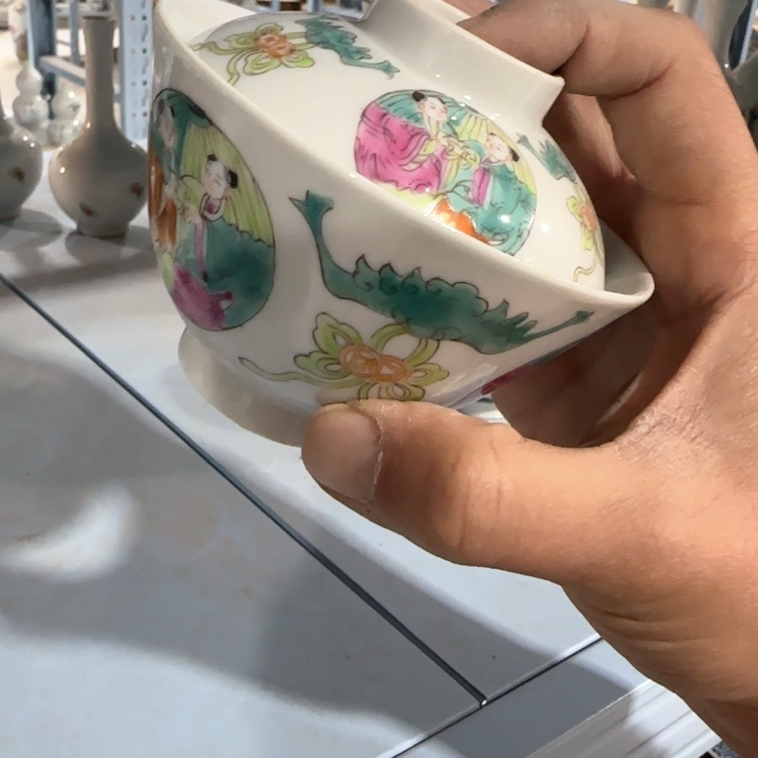 瓷片瓷器上用青花做圆润青花