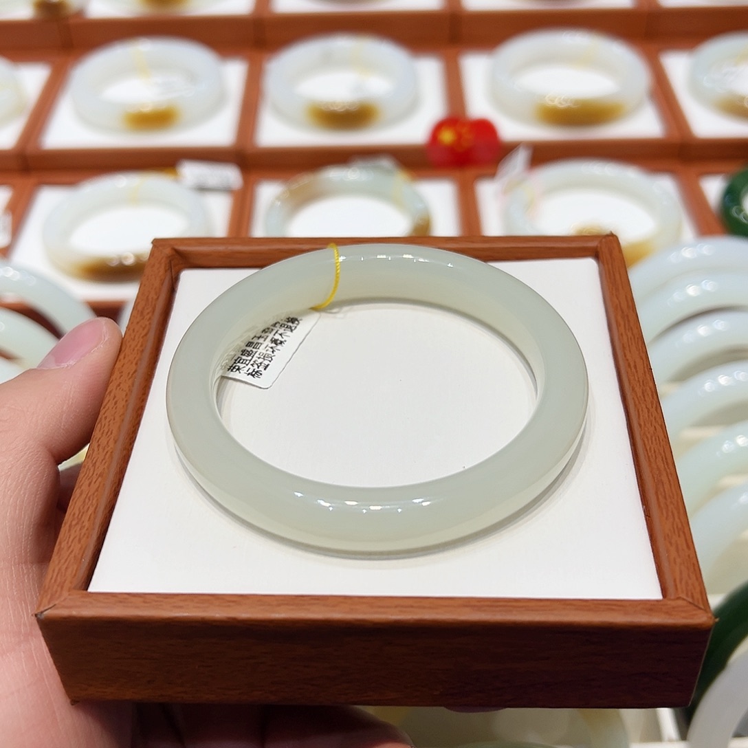 和田玉手镯未镶嵌钢板荔枝冻