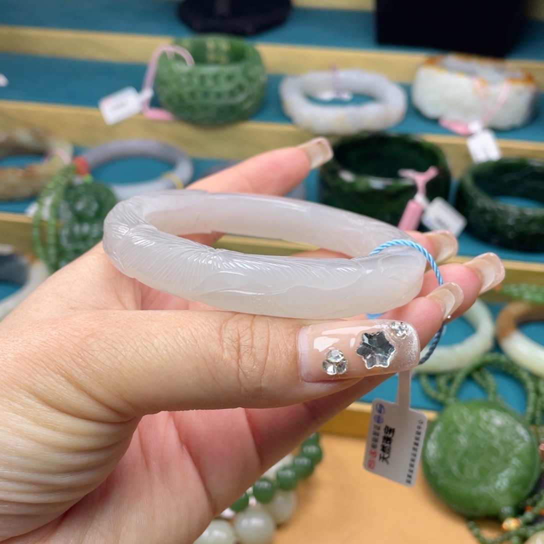 和田玉手镯60圈口。编号68未镶嵌