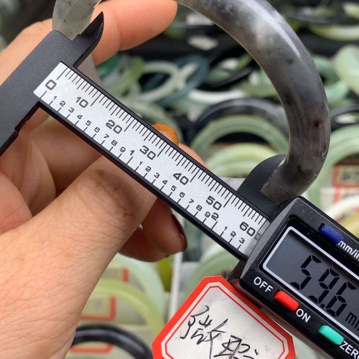 蛇纹石玉未镶嵌手镯1077