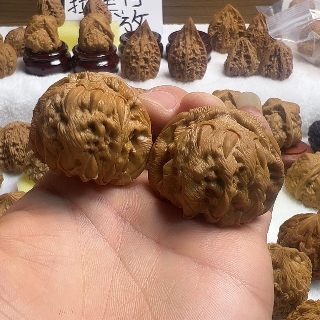 白狮子吞噬题材核桃