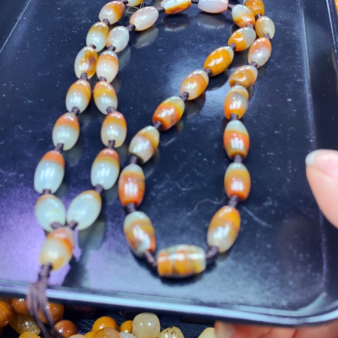 未镶嵌石英质玉（黄龙玉）颈饰