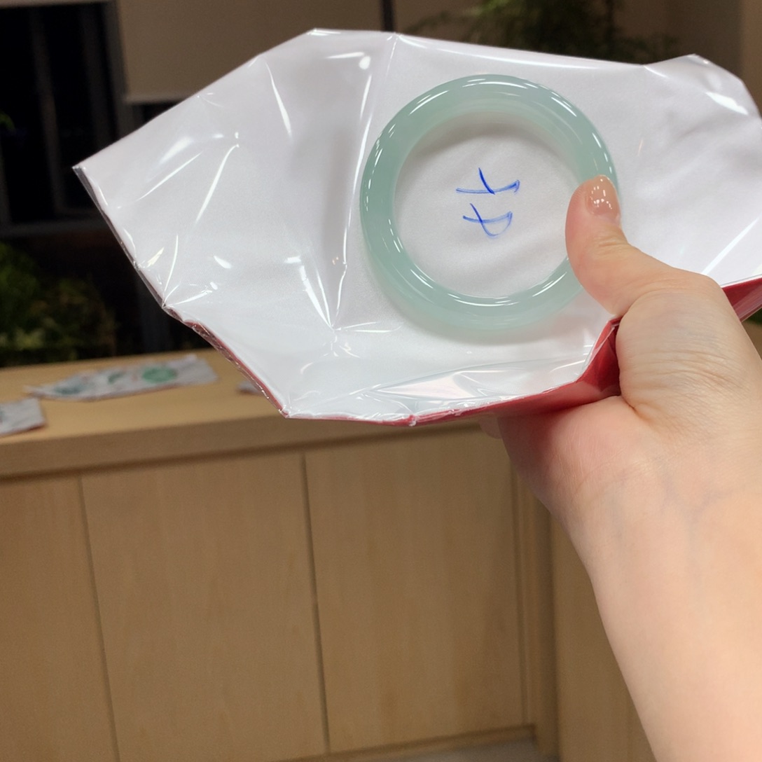翡翠手镯未镶嵌不退不换