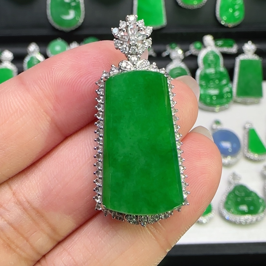 翡翠18K金镶嵌颈饰吊坠