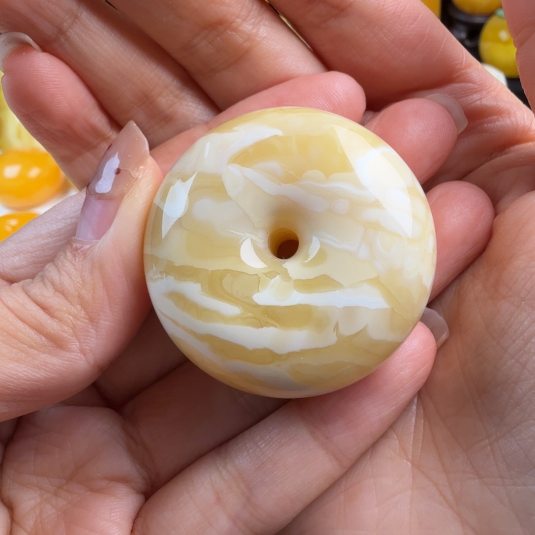 如***形琥珀未镶嵌颈饰纯天然琥珀蜜蜡无优化