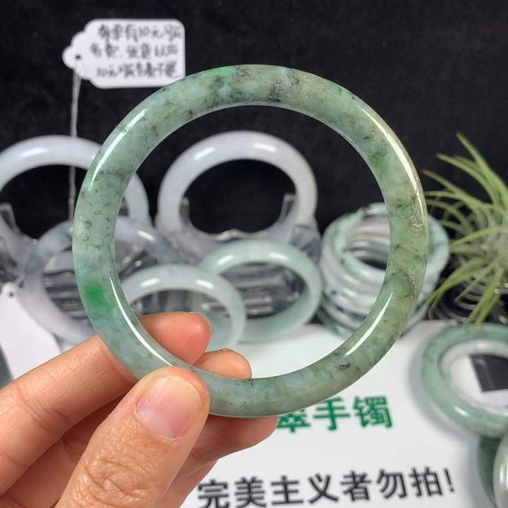 翡翠未镶嵌手镯9号。 60圈