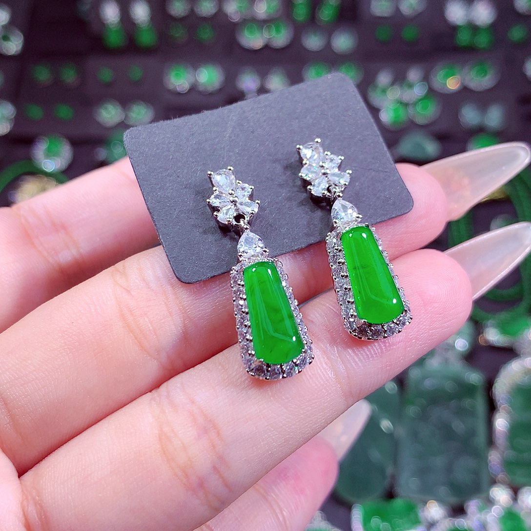 翡翠未镶嵌颈饰挂件