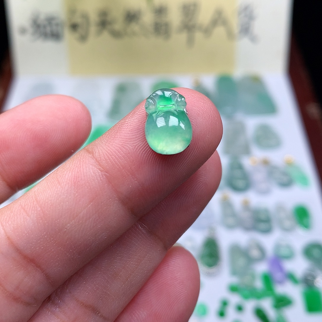 翡翠裸石缅甸天然A货翡翠阳绿钱袋子