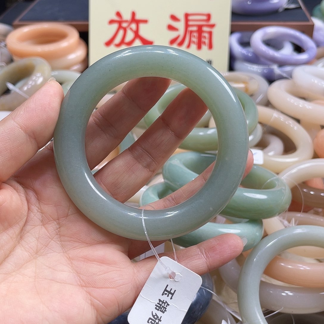 未镶嵌手镯石英岩玉懂*