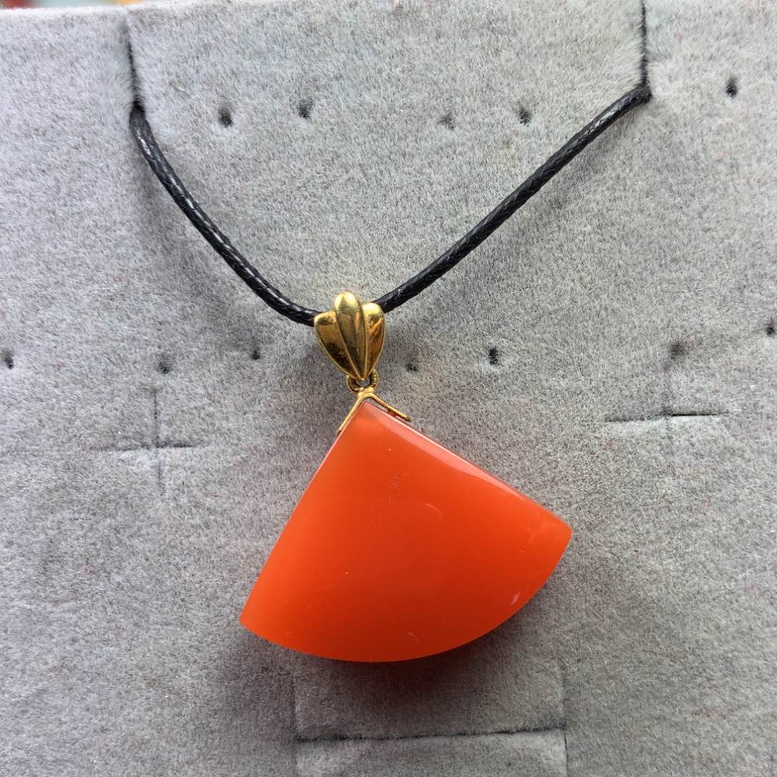 南红玛瑙吊坠18K金镶嵌